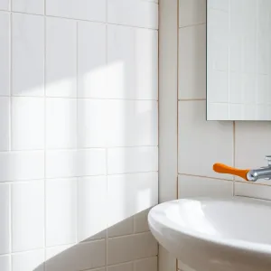 Jak położyć płytki w łazience na ścianie