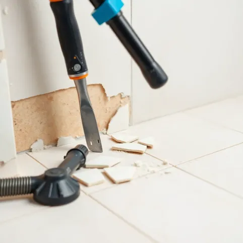 Jak skuć płytki bez kurzu