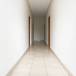 Jak ułożyć płytki w wąskim przedpokoju