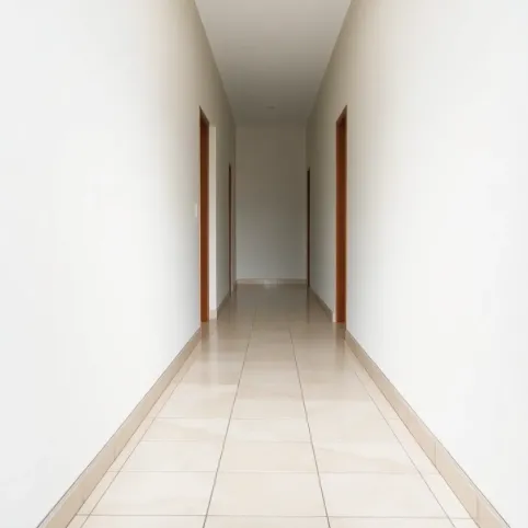 Jak ułożyć płytki w wąskim przedpokoju