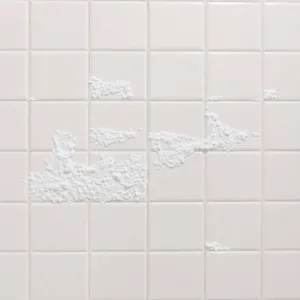 Jak usunąć biały nalot na płytkach