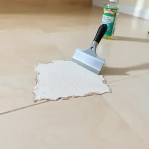 Jak usunąć klej po płytkach z podłogi