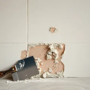 Jak usunąć klej po płytkach że ściany