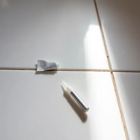 Jak usunąć rysy na płytkach ceramicznych