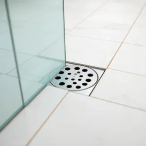 Jak wkleić płytkę w odpływ liniowy