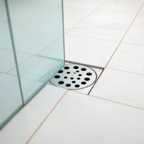 Jak wkleić płytkę w odpływ liniowy