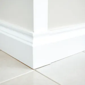 Jak wykończyć płytki podłogowe przy ścianie