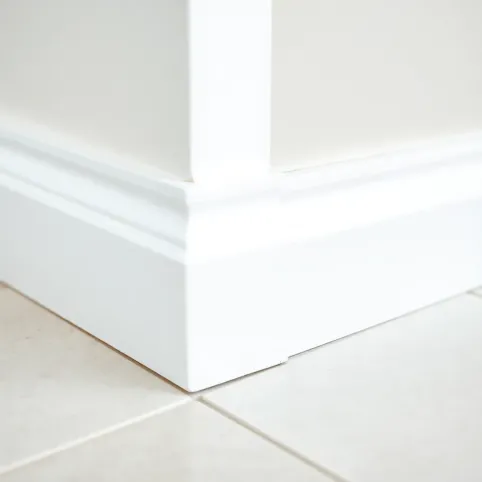 Jak wykończyć płytki podłogowe przy ścianie