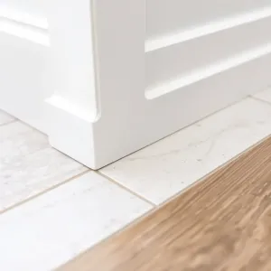 Jak wykończyć płytki przy podłodze