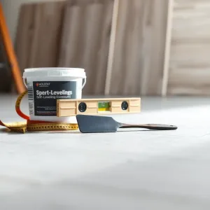 jak wyrównać podłogę pod panele