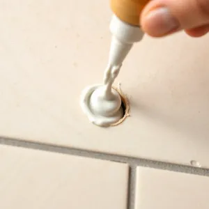 Jak zamaskować dziury w płytkach