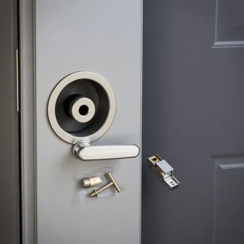 jak zamontować klamkę w drzwiach zewnętrznych