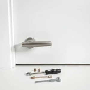 Jak zdemontować klamkę w drzwiach łazienkowych