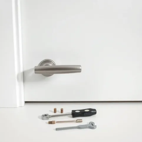 Jak zdemontować klamkę w drzwiach łazienkowych