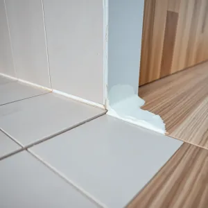 jak zniwelować różnicę poziomów między płytkami a panelami