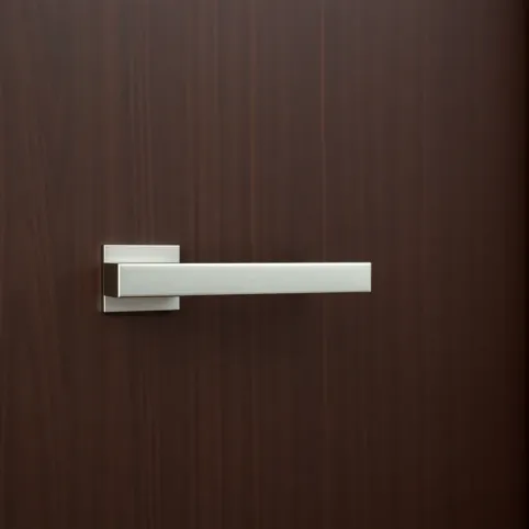 Klamka do drzwi zewnętrznych z pochwytem