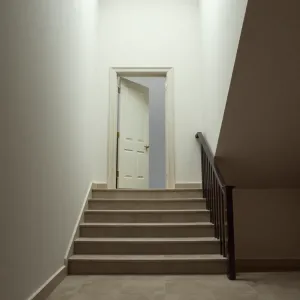 Klatka schodowa drzwi otwierane na zewnątrz