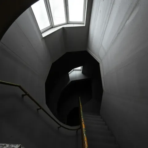 Klatka schodowa w bloku z wielkiej płyty