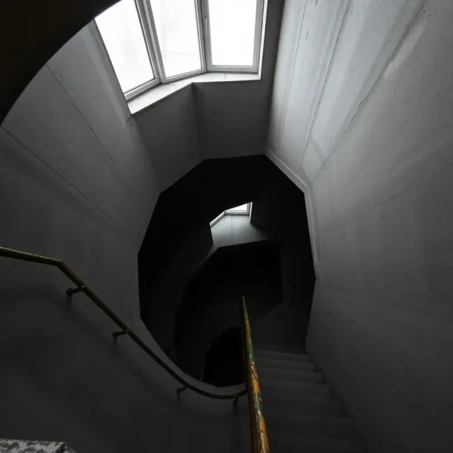 Klatka schodowa w bloku z wielkiej płyty