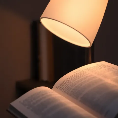 Lampa podłogowa do czytania