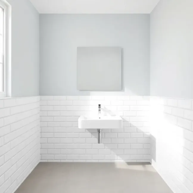 Łazienka z płytkami do połowy