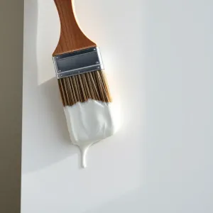 Malowanie drzwi z okleiny na biało