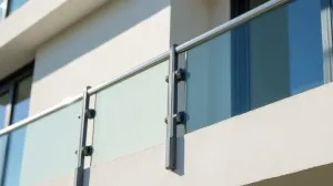 Mocowanie balustrady balkonowej od czoła