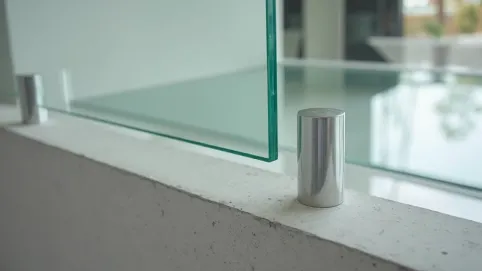 Mocowanie balustrady szklanej samonośnej