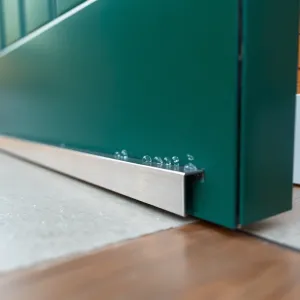 Montaż okapnika do drzwi