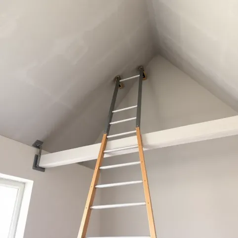 Montaż schodów strychowych w stropie betonowym