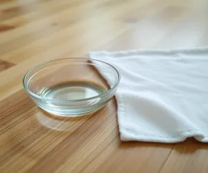 Mycie podłogi octem jabłkowym