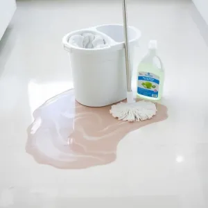 Mycie podłogi płynem do płukania