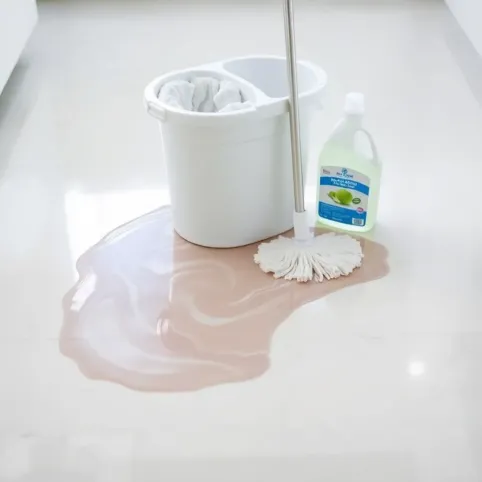 Mycie podłogi płynem do płukania