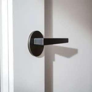 Nowoczesne klamki do białych drzwi