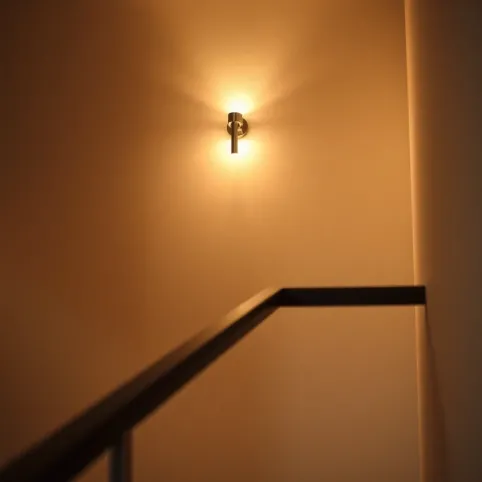 Nowoczesny kinkiet na schody