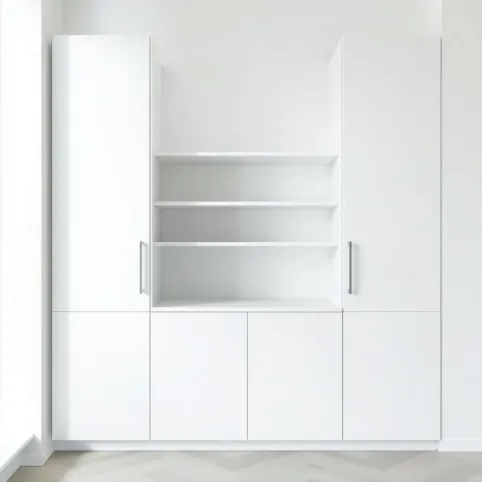 Nowoczesny regał z drzwiczkami