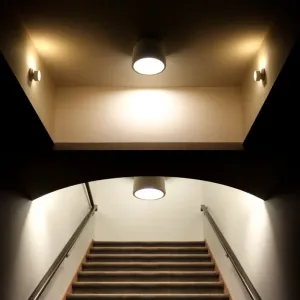 Oświetlenie sufitowe klatki schodowej