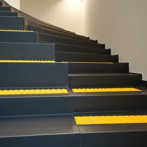 Oznakowanie schodów dla niewidomych