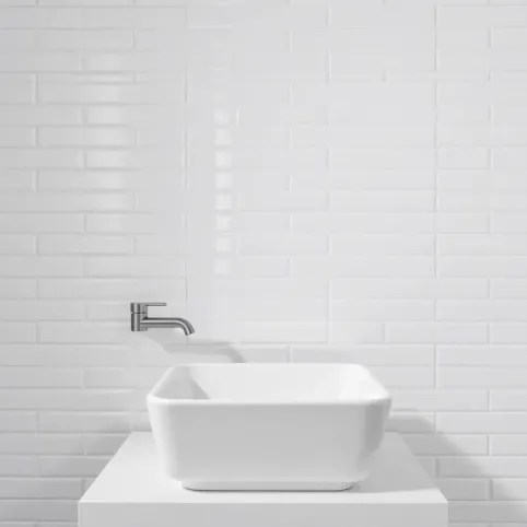 Płytki do łazienki białe z połyskiem