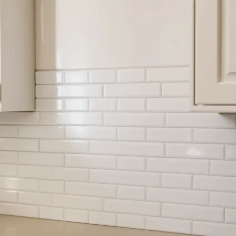 Płytki między szafkami w kuchni