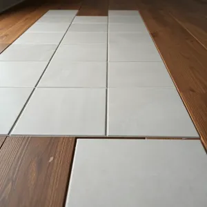 płytki na drewnianej podłodze