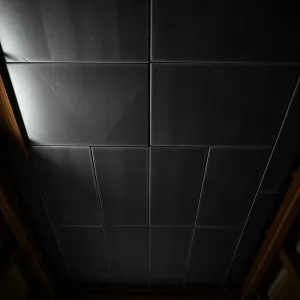 Płytki na drewnianym stropie