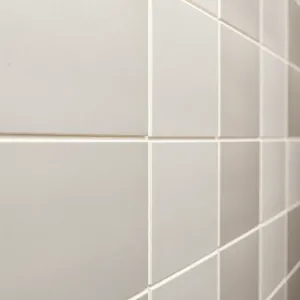 Płytki na płytę OSB w łazience