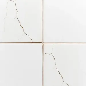 Płytki pękają w rogach