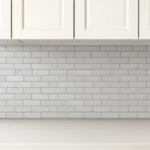 Płytki w kuchni między szafkami