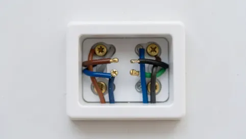 podłączenie wyłącznika schodowego podwójnego