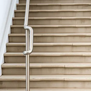 Poręcze przy schodach przepisy BHP