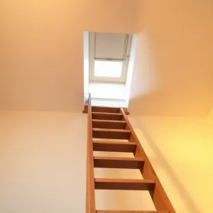 Schody do małego otworu w stropie