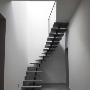 Schody w wąskim korytarzu