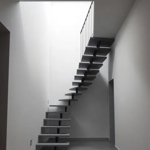 Schody w wąskim korytarzu